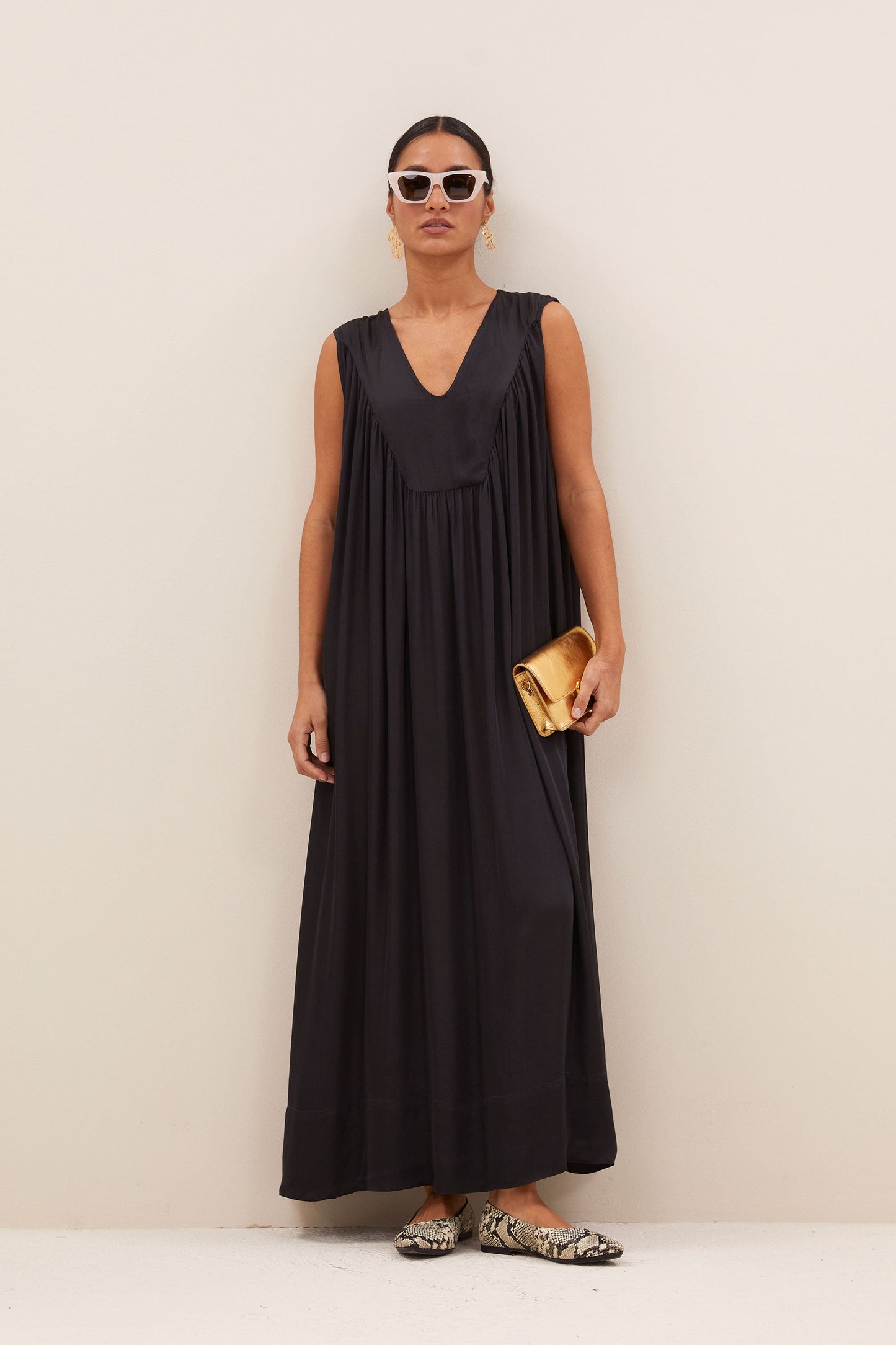 Robe Ulla Satin – look porté (Jet Black)